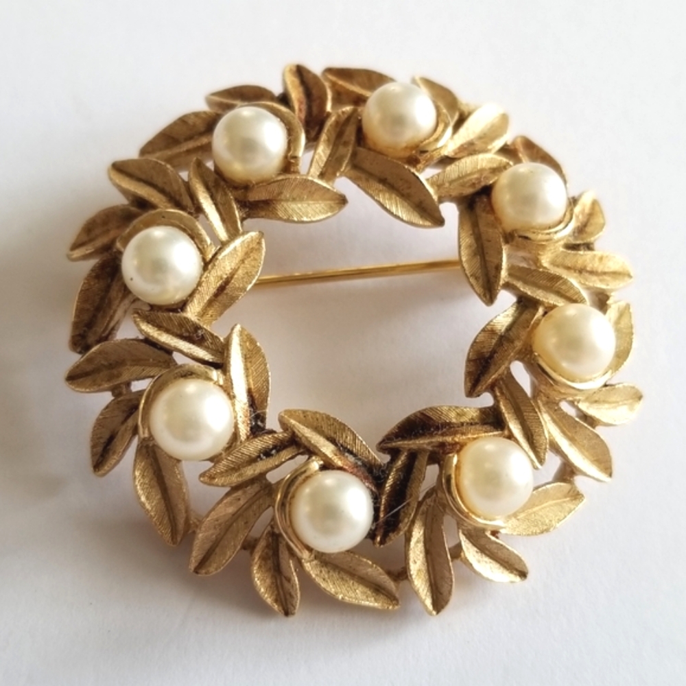 Vintage wreath brooch pin gold tone white faux pearls by Avon